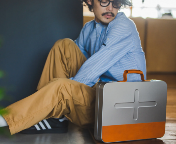 Tas kerja dengan warna-warna netral dan aksen stainless steel